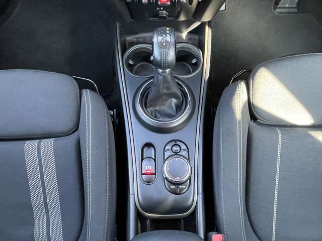 【シフトレバー】マニュアルモード付ATで快適な走りをご堪能下さい。