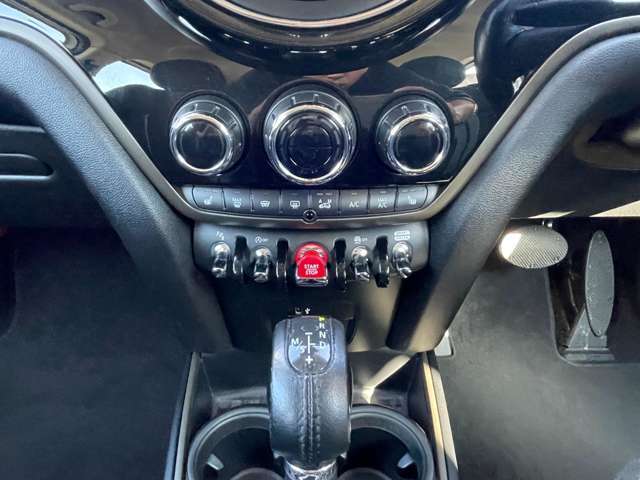 【運転席操作部】エアコン操作部、シートヒーター付き！