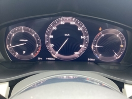 ”ドライバーを中心に一つ一つ丹念に磨き、力強さと上質さが融合した上質なデザインを採用しました！シンプルながらも落ち着いたメーターパネルは大人な雰囲気を演出します。”