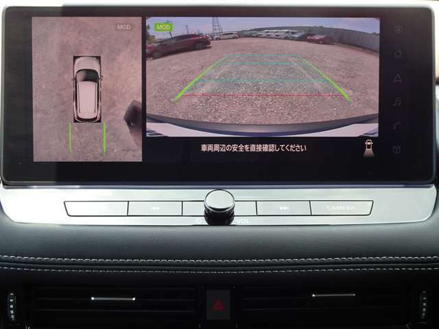 全周囲カメラで、クルマを上空から見下ろしているかのような映像を映し出します。周囲の状況がひと目でわかります！