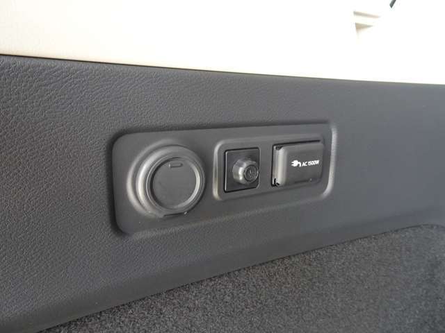 トランク部にオプションの100V　AC電源（1500W）を装備しています。
