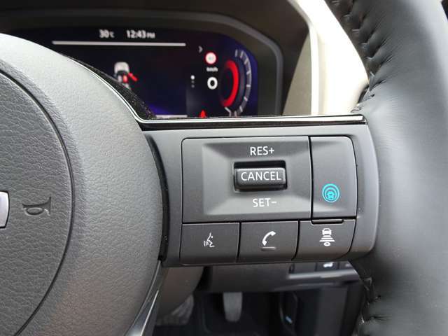 運転支援機能・プロパイロット搭載。　設定した速度で定速走行でき、先行車に自動で追従走行も可能です。さらにハンドル支援機能もあり、車線の中央を走るように制御してくれます。