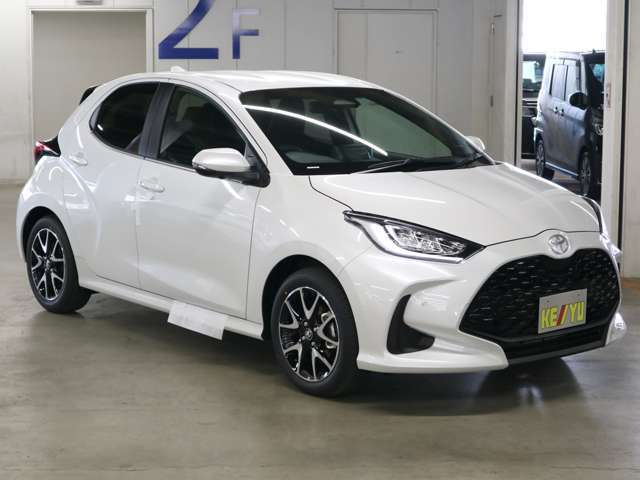 雨が降ってもゆったりと車選びができる全天候型立体展示場！エスカレーター完備！