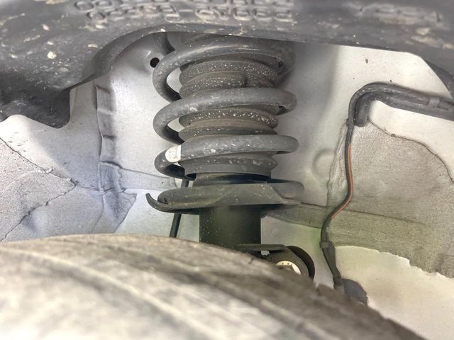 お車を安心してお乗りいただく為には、足回りの定期点検が欠かせません。サービスサポート（有償保証）では無料点検もご提供しており、安心のカーライフをお過ごしいただけるサポート体制が整っています。