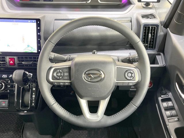 【純正革巻きステアリング】上質な革を使用することで、手にしっかり馴染みとても運転しやすいハンドルです♪