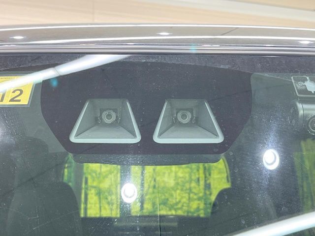 【スマートアシスト】走行中に前方の車両等を認識し、衝突しそうな時は警報とブレーキで衝突回避と被害軽減をアシスト。より安全にドライブをお楽しみいただけます。