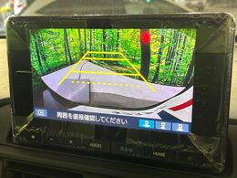 【バックカメラ】駐車時に後方がリアルタイム映像で確認できます。大型商業施設や立体駐車場での駐車時や、夜間のバック時に大活躍！運転スキルに関わらず、今や必須となった装備のひとつです！
