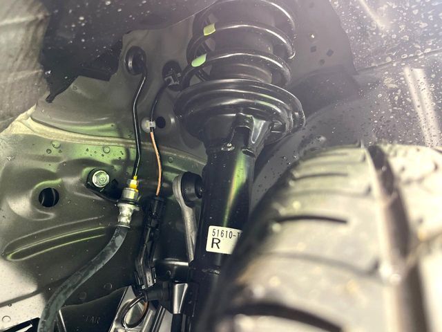 お車を安心してお乗りいただく為には、足回りの定期点検が欠かせません。サービスサポート（有償保証）では無料点検もご提供しており、安心のカーライフをお過ごしいただけるサポート体制が整っています。
