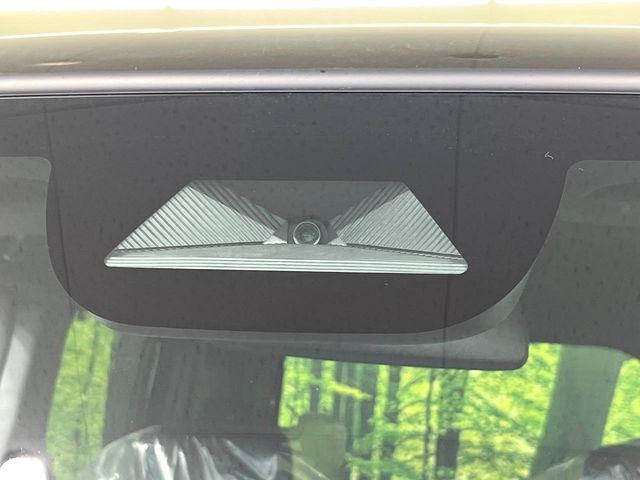 【ホンダセンシング】走行中に前方の車両等を認識し、衝突しそうな時は警報とブレーキで衝突回避と被害軽減をアシスト。より安全にドライブをお楽しみいただけます。