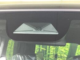【ホンダセンシング】走行中に前方の車両等を認識し、衝突しそうな時は警報とブレーキで衝突回避と被害軽減をアシスト。より安全にドライブをお楽しみいただけます。