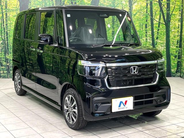 大好評のボディコーティング「弾スプラッシュコート」もご納車までに施工可能。通常のガラスコートと異なる、耐久年数6年の無機質ガラスコーティングが、ボディをキレイな状態に保ってくれます。