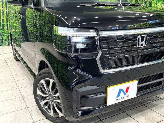 【LEDヘッドライト】悪天候や夜間走行時も良好な視界を確保し安心して運転できる高輝度LEDヘッドライトを装備！点灯速度が早く、消費電力も抑えられています。