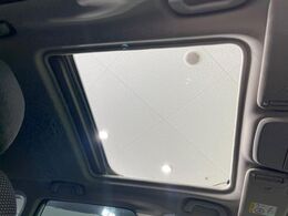 【パノラマルーフ】大型のガラスルーフ搭載で車内の解放感が一気にアップ！開放的なドライブをお楽しみいただけます。