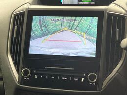 【バックカメラ】駐車時に後方がリアルタイム映像で確認できます。大型商業施設や立体駐車場での駐車時や、夜間のバック時に大活躍！運転スキルに関わらず、今や必須となった装備のひとつです！
