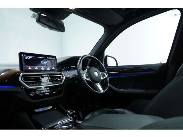 前後シートはシートヒーターが装備されており、寒い時期でも快適です。また、フロントシートはベンチレーション機能も付いているため、夏も快適です。