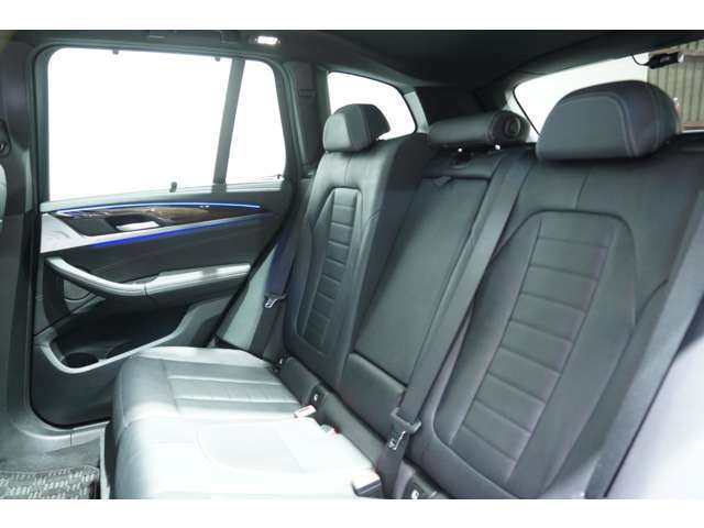 珍しいオプションのリヤ・シート・バックレスト・アジャストメントが装備されており、後部座席もリクライニングが出来ます。