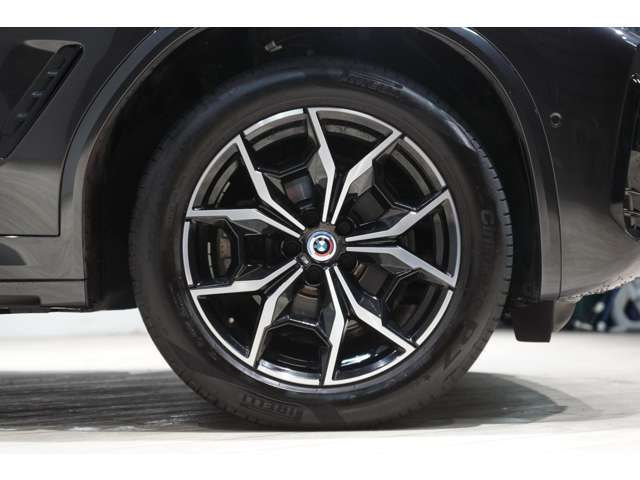 純正19インチホイールを装着しております。タイヤは245/50R19が装着されております。