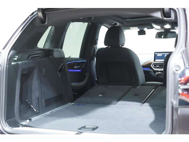 リヤシートは分割可倒式シートになっており4:2:4でシートを前面に倒すことが可能です。リヤシートを倒すことでラゲッジルームを拡大することができ、ラゲッジルームの容量は1,600Lにまで拡張されます。