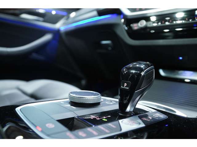 電子式8速ATで効率よくエンジンパワーを路面に伝えます。ディーゼルエンジンとの相性もいいです。