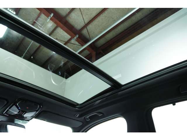 サンルーフは大きく、開放感があります。