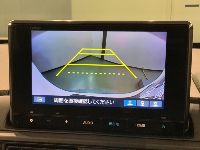 リバースギアに入れるだけで後方の表示へ切り替わります。夜間や雨の日の駐車も楽になりますよ。