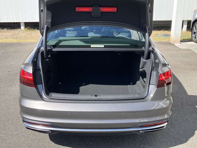 開口部が低く設定されているので、荷物の積み下ろしがスムーズに行えます。更に分割可倒式リアシートの採用でシートのバックレストを倒すと、大きく長い荷物も積み込めます。