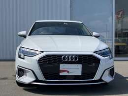 日本人デザイナーの発案によって2005年から採用されている、「シングルフレームグリル」。ひと目でAudiとわかる象徴的なデザインはAudiのブランドイメージを確立しています。