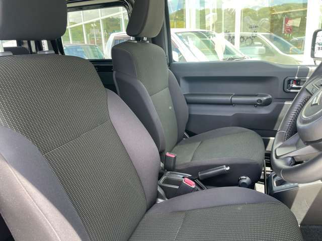 運転席、助手席、床ともに綺麗です（マットはついていません）。