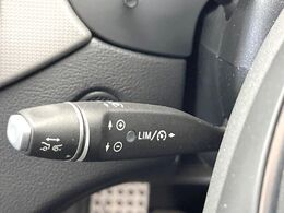 ●ディストロニックプラス：都市、郊外、高速道路などの走行時に、ステレオマルチパーパスカメラとレーダーセンサーにより、前走車を認識して速度に応じた車間距離を維持する次世代のクルコン！