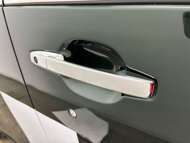 トランクを開けたとき他の車より開口部が低く作られているので荷物の積み出しが楽にできます。