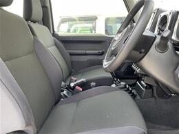 【運転席】座り心地が良いシートなので長時間の運転でも快適にお過ごしいただけます。新品のフロアマットのご注文も可能です。掲載箇所以外にご希望の写真がございましたらお気軽にお問い合わせ下さい。