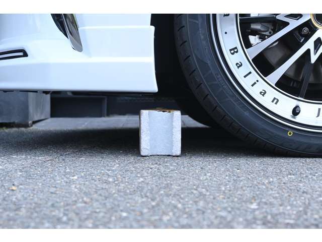 ■ローダウンした状態でも車輪止めの高さ以上のクリアランスを確保しております！