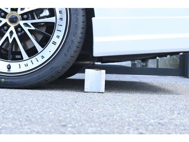 ■バックからの駐車もご安心を■当社販売車両は、一般的な車輪止めの高さ(13cm)以上のクリアランスを確保してます！(※一部車種・車高調装着車は除く)立駐のスロープも問題なく利用出来ますのでご安心を！
