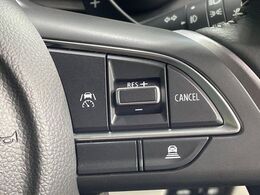 【アダプティブクルーズコントロール】高速道路での長距離走行が楽に！！自動で速度を保つクルーズコントロールが、衝突軽減システムと連携し、前方の車両を感知して車間を保つように速度調節してくれます！！