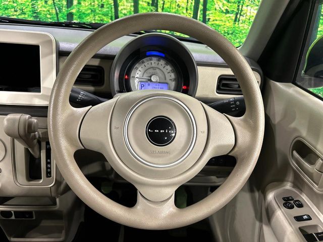 インテリアに合わせたデザインのステアリングは、運転される方のことも考え、運転しやすい形状、大きさです。是非一度、実際に触ってお確かめください。