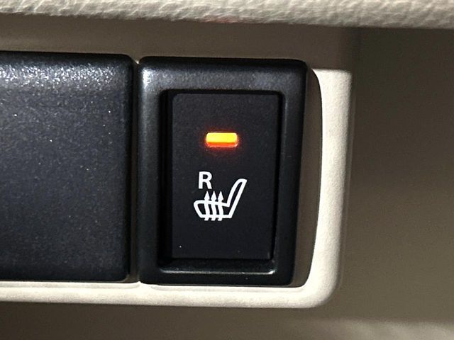 【シートヒーター】寒い日に重宝するシートヒーター！エアコンより早く温まってくれるので寒がりの人も安心ですね♪エアコンの温風は乾燥するから苦手、という方にもをおすすめです。