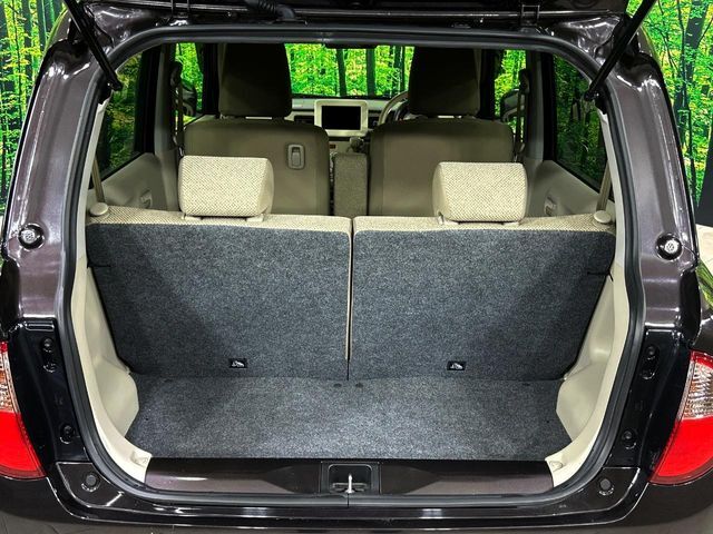普段のお買い物や通勤、送迎等に十分な荷室スペースを確保しております。セカンドシートを倒すと、大きな荷物の積載も可能です♪