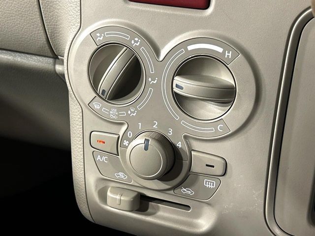 寒い冬も暑い夏も全席に快適な空調を届けてくれる、ダイヤル式エアコンを装備♪