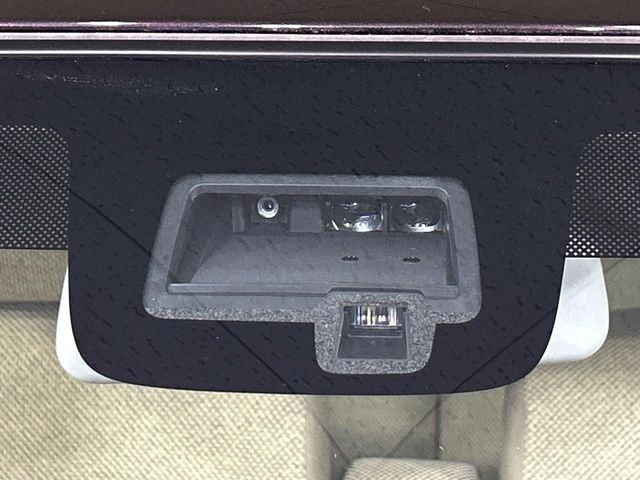 【スズキ　セーフティサポート】走行中に前方の車両等を認識し、衝突しそうな時は警報とブレーキで衝突回避と被害軽減をアシスト。より安全にドライブをお楽しみいただけます。