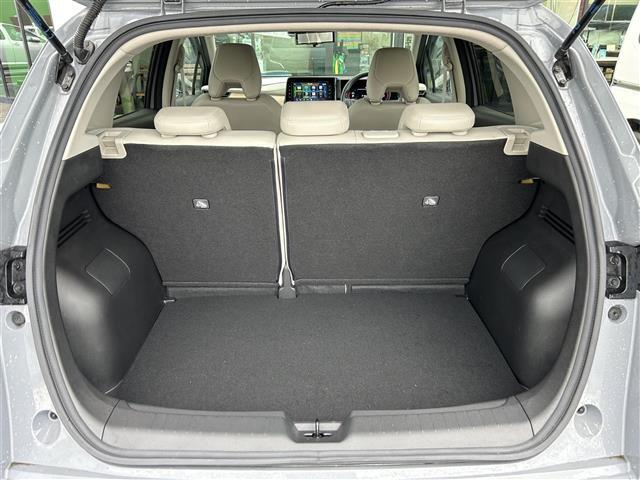 【トランク】積み込みやすくて、たっぷり積める荷室です。シートアレンジできるものは、乗車人数と荷物の量や大きさによってシートを動かすことができるので、より快適なドライブが可能です！