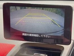 【バックカメラ】駐車時に後方がリアルタイム映像で確認できます。大型商業施設や立体駐車場での駐車時や、夜間のバック時に大活躍！運転スキルに関わらず、今や必須となった装備のひとつです！