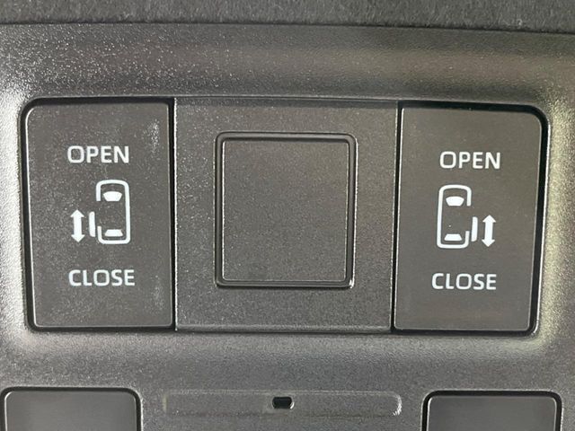 【両側パワースライドドア】スマートキーや運転席のスイッチで後席両側スライドドアの開閉が可能♪電動だから力を入れてドアを開ける必要が無く、小さなお子様でも簡単に開け閉めでき快適です♪