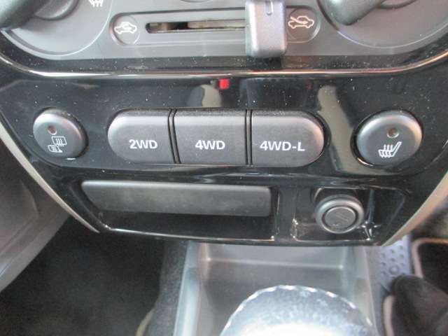 4WDスイッチはボタン式です。4WD-Lポジションもあります。