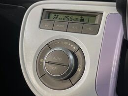 【オートエアコン】一度お好みの温度に設定すれば、車内の温度を検知し風量や温度を自動で調整。暑い…寒い…と何度もスイッチ操作をする必要はありません。快適な車内空間には必須の機能ですね♪