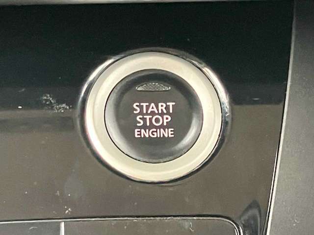 【スマートキーシステム】携帯したスマートキーを取り出すことなく、ドアの施錠・解錠が可能で、ワンプッシュでエンジンがスタート！！