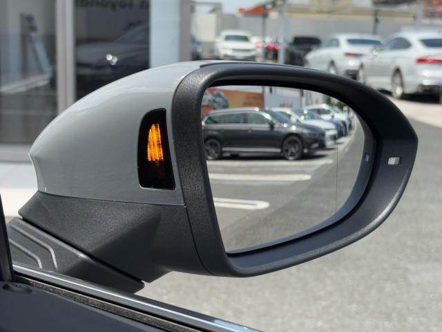 サイドアシスト付きドアミラー。後方死角ゾーンを走行する車両を検知することで、ミラー内側のインジケーターが点灯、安全な車線変更をサポートします。