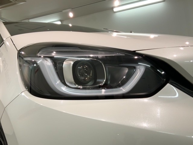 LEDヘッドライトは、点灯の瞬間から最大光量を発揮し、突然暗くなるトンネルなどでの安定感を高めます。