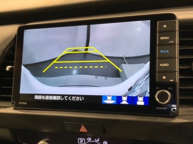 リバースギアに入れるだけで後方の表示へ切り替わります。夜間や雨の日の駐車も楽になりますよ。