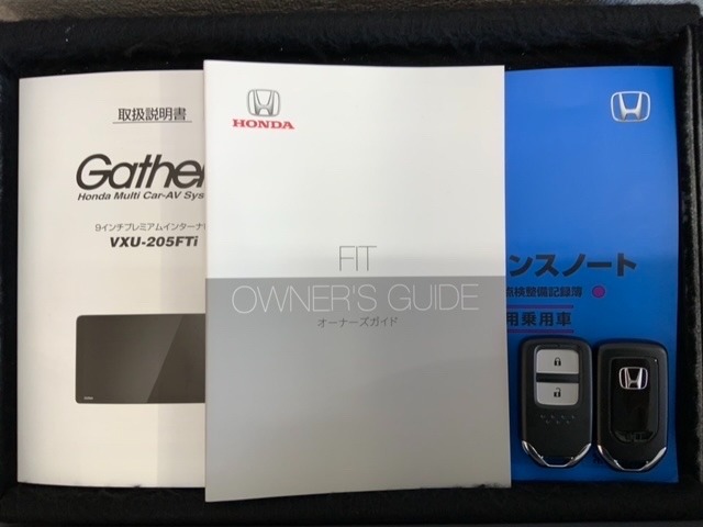 スマートキーは鍵をバッグに入れたままでもドアロックの開閉やエンジンのON・OFFができます。夜間や雨の日も鍵を探さなくて良いので便利です。