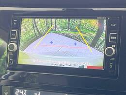 【バックカメラ】駐車時に後方がリアルタイム映像で確認できます。大型商業施設や立体駐車場での駐車時や、夜間のバック時に大活躍！運転スキルに関わらず、今や必須となった装備のひとつです！